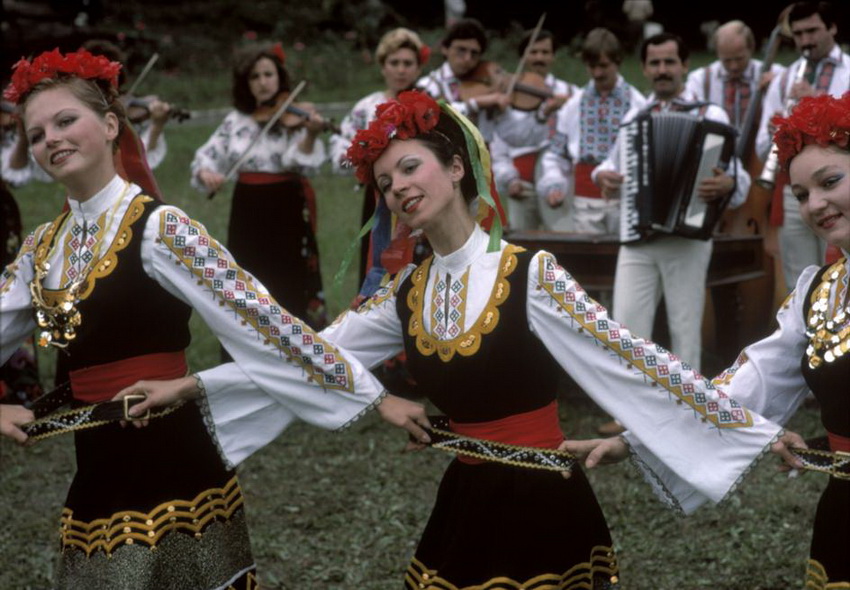 MOLDAVIA. The capital Kishinev. Moldavian folk dancing. 1988.