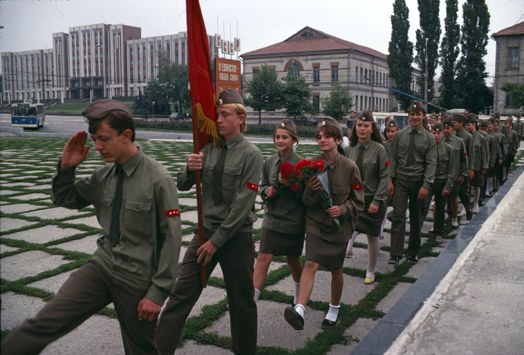 MOLDAVIA. Tiraspol. A Communist youth ceremony honoring the victims of Nazism. 1988.