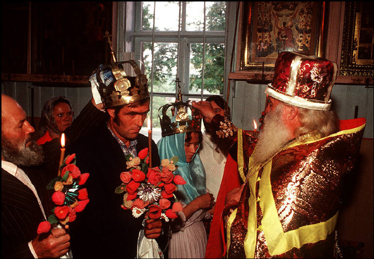 MOLDAVIA. Kounicha village. Father ANDRENNITOV blesses a triple wedding among the "Old Believers". 1988.