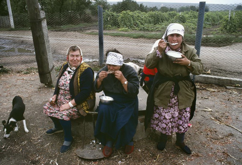 MOLDAVIA. Getlovo. Women at the Motherland collective farm. 1988.