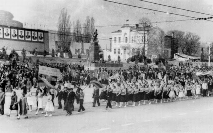Первомайская демонстрация на фоне остатков Митрополии, 1950-е гг.