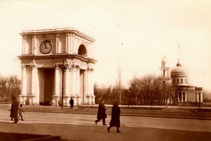 Собор, Колокольня и Святые Врата в 1930-е гг.