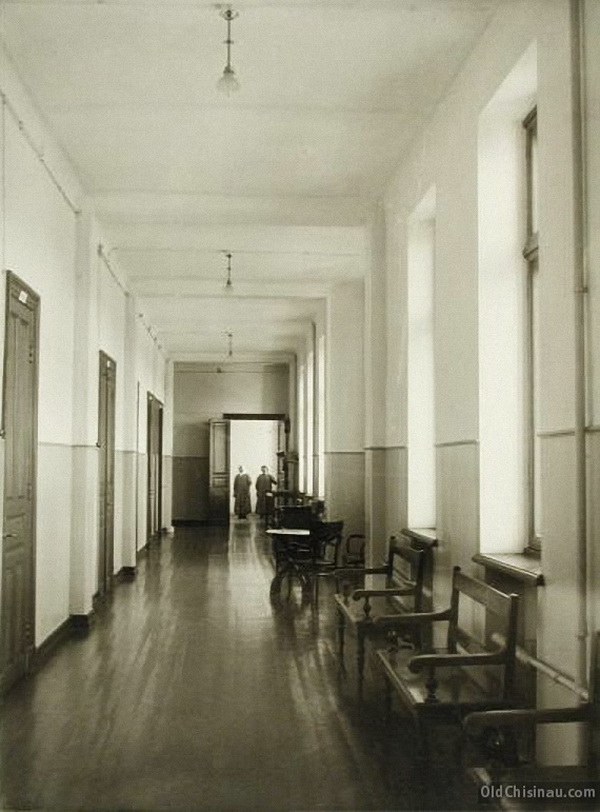 Вид части коридора в здании больницы.