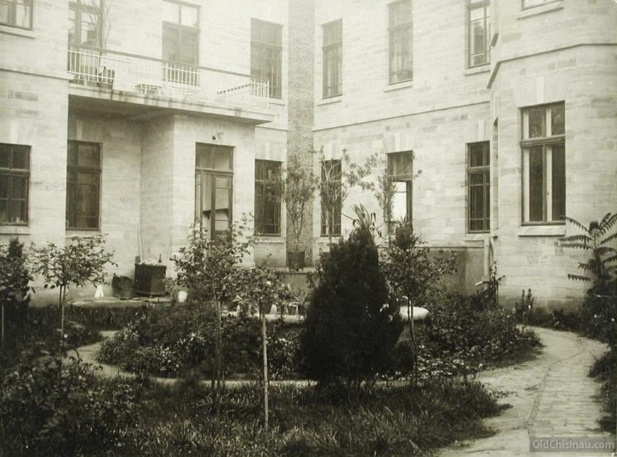 Вид части сада с фонтаном (во дворе здания больницы).