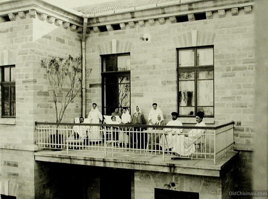 Группа больных и сестёр милосердия на балконе больницы.