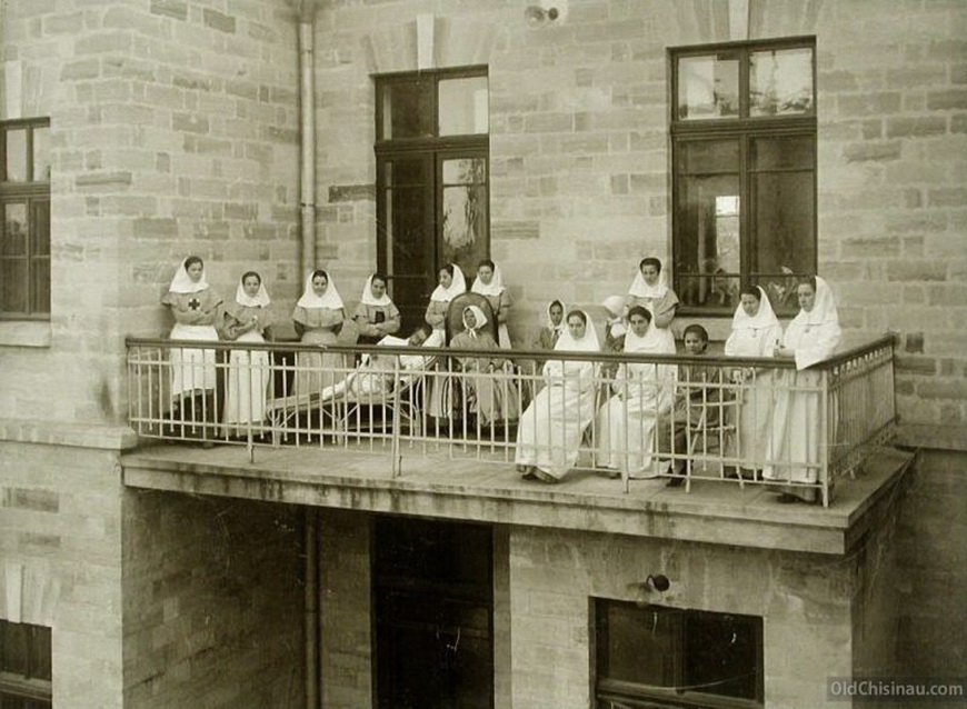 Группа больных и сестёр милосердия на балконе больницы.
