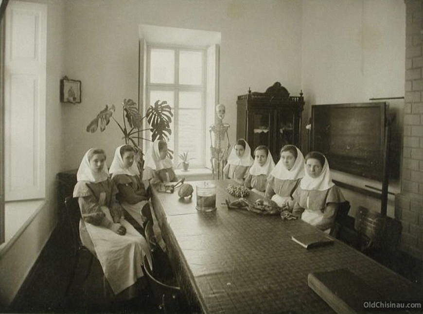 Группа сестёр милосердия в аудитории во время занятий по анатомии.