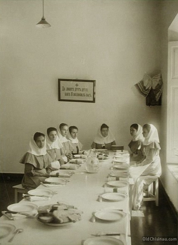 Группа сестёр милосердия в столовой во время обеда.