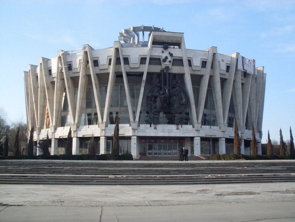 in-chisinau-moldova-this-ugly-1981-circus-is-now-completely-abandoned