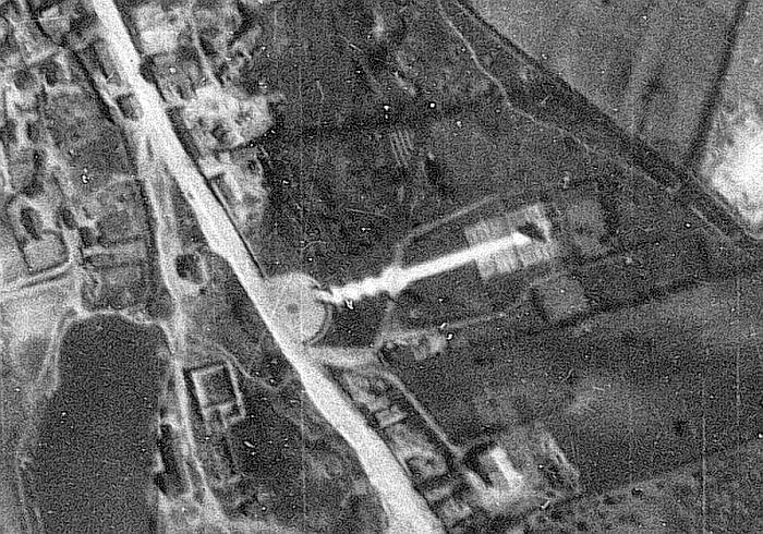 Аэроснимок от 3 мая 1944 года (от http://docs.ahistory.info/). Видна Бачойская дорога и Кладбище Героев (справа).