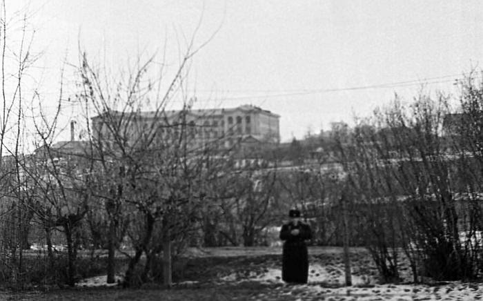 1960-е гг. Вид на НИИ Туберкулёза с нынешнего парка Долина Роз (фотография Павла Чекчеева).