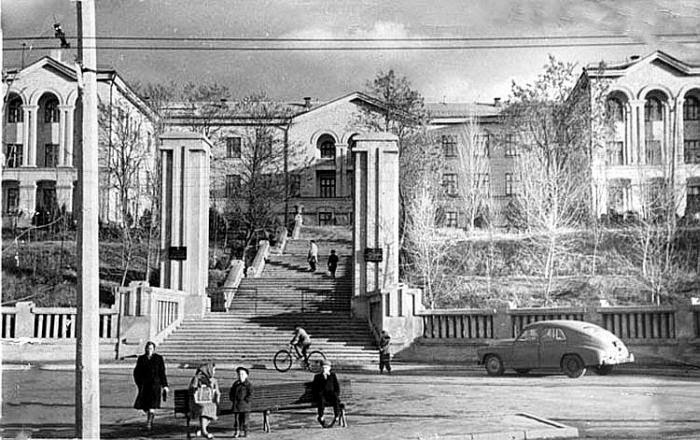 1960-е гг. Кладбищенская лестница ведёт к НИИ Туберкулёза.