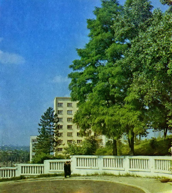 1980-е гг. Старая площадь бывшего кладбища у НИИ Туберкулёза.