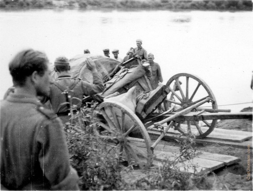 25 июля 1941 года. На снимке видны советские военнопленные.
