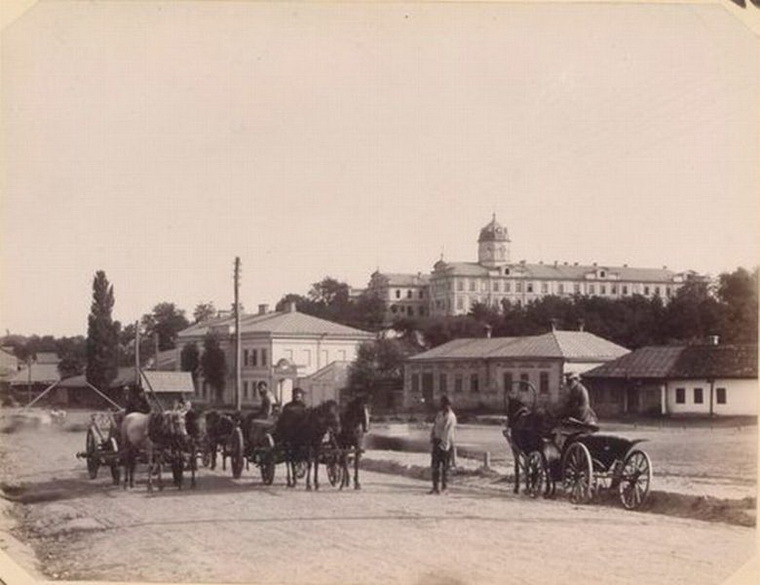 Извозчики на подъезде к железнодорожному вокзалу Кишинёва. Конец XIX века. Фото Oldchisinau.com