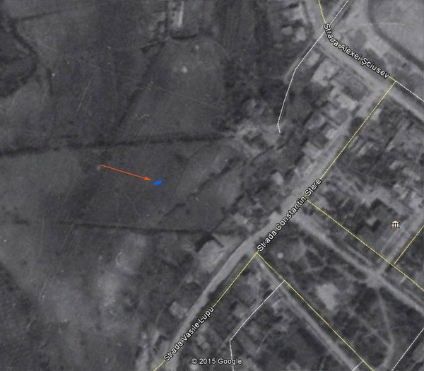Фрагмент немецкой аэросъёмки мая 1944 года. Стрелкой указано местоположение родника в парке «Дендрарий».
