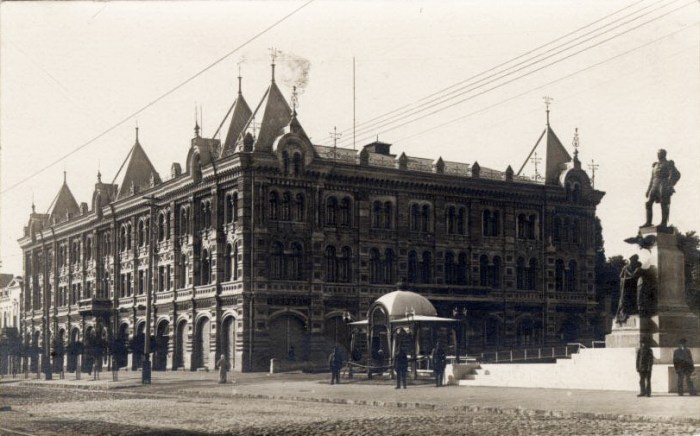 Серафимовский Дом и памятник Александру I. Фотография 1914 года (oldchisinau.com).