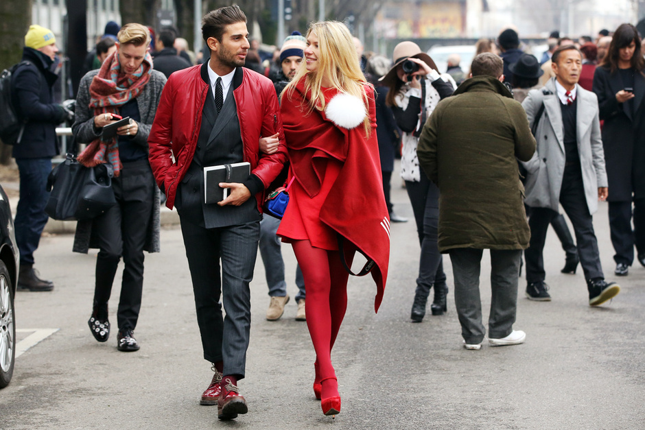Женщина среди мужиков. Стильные люди на улицах. Мода на улицах Парижа. Человек в яркой одежде. Красная одежда на улице.
