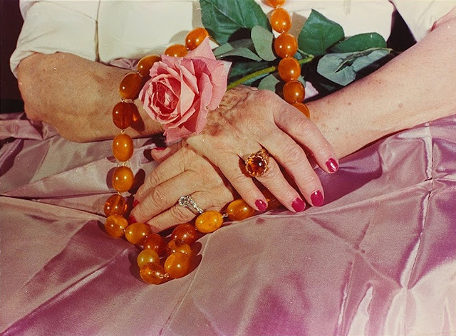 Isaac Kitrosser ~ Rose et bijoux