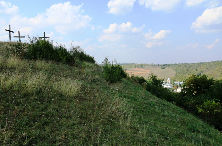 Вид на монастырь и Голгофу со склона ущелья