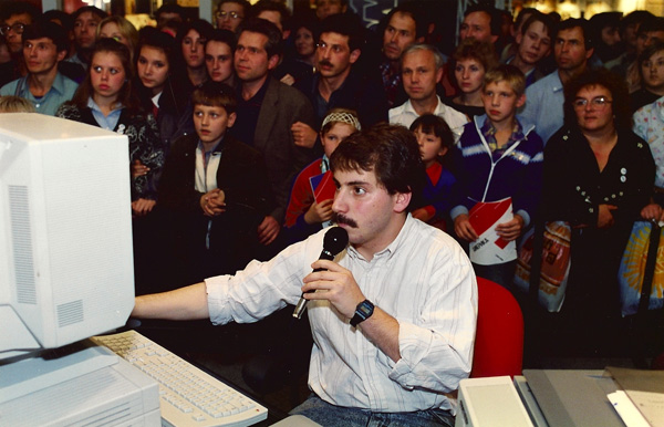 Leningrad, 1989- Guide David Markus enthralls Russian crowd with a computer demonstration at Design USA. [Photo by Amanda Merullo, 1989]