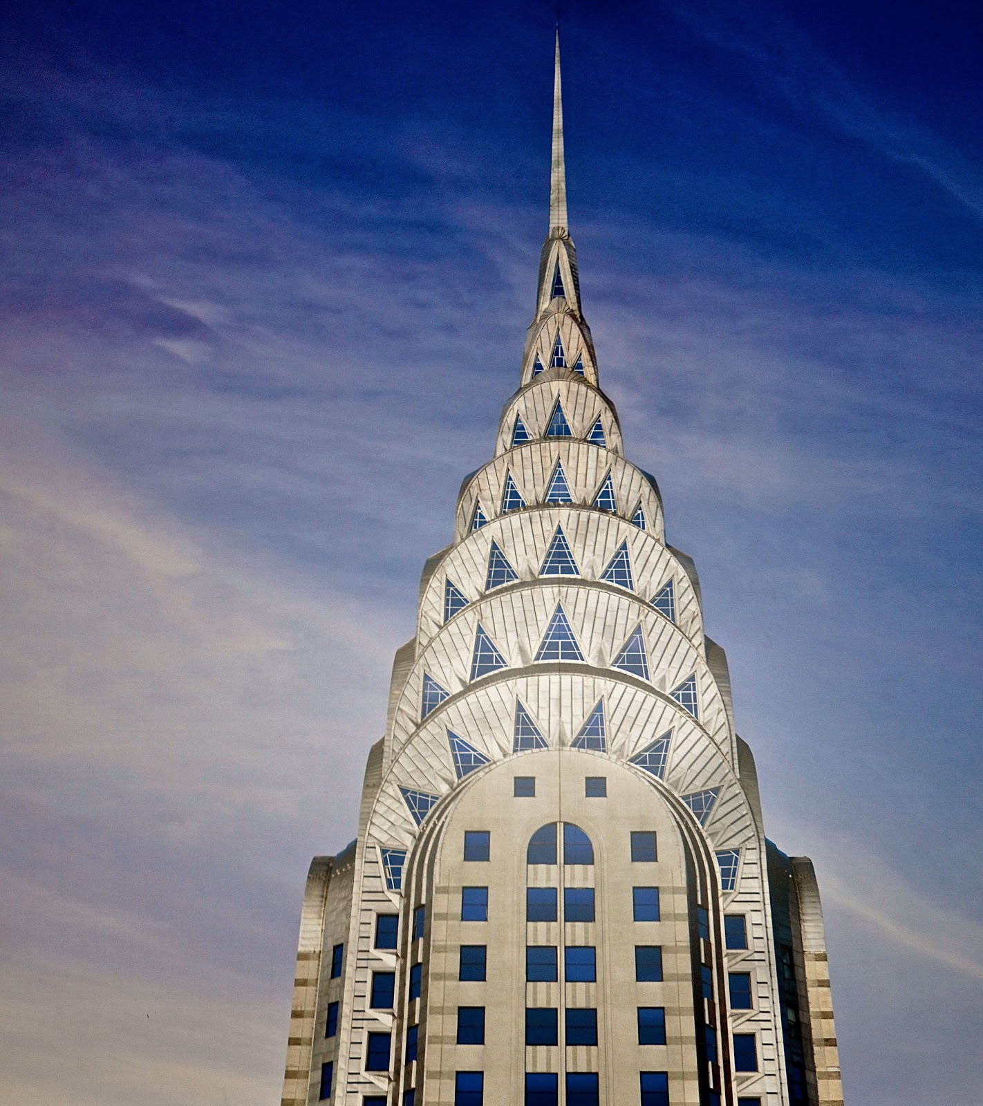 Clădirea Chrysler Building - un zgârie-nori din New York, realizat în manieră Art Deco, a fost proiectat și realizat de arhitectul american William Van Alen. PC: anartteacherindenver.blogspot.com