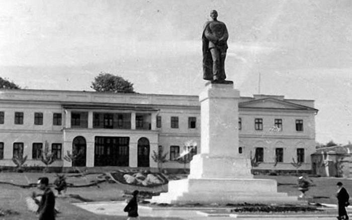 Митрополия в конце 1930-х гг и памятник королю Фердинанду I.