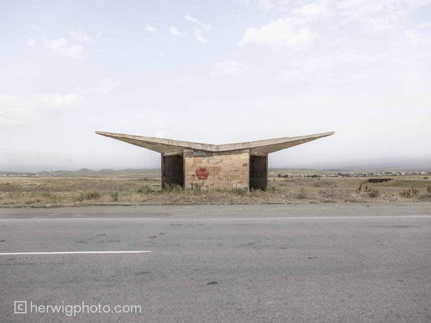 Вы можете найти эту автобусную остановку в Саратаке, Армении, вблизи армяно-турецкой границы.