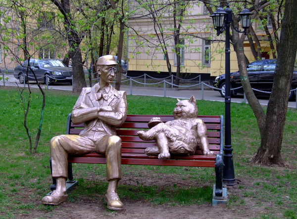 Памятник Коровьеву и Коту Бегемоту в Москве.
