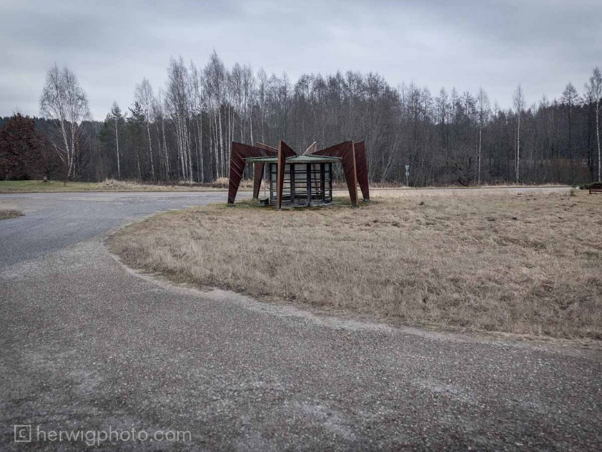 Автобусная остановка в Ниитсику, Эстония, недалеко от западной границы России.