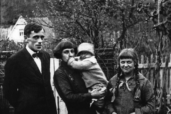 Марина Цветаева с мужем Сергеем Эфроном и детьми - Алей и Георгием.