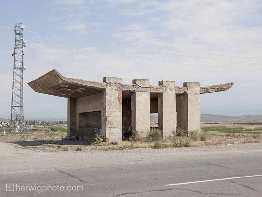 Автобусная остановка в Саратаке, Армения, вблизи северо-восточной границы Турции.