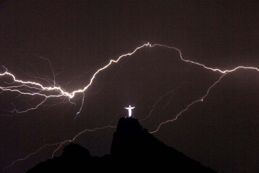 Молния ударила в статую Христа на горе Корковаду, из-за чего монумент лишился части большого пальца на правой руке. 14 января, Рио-де-Жанейро (Бразилия). Фото: Yasuyoshi Chiba / AFP