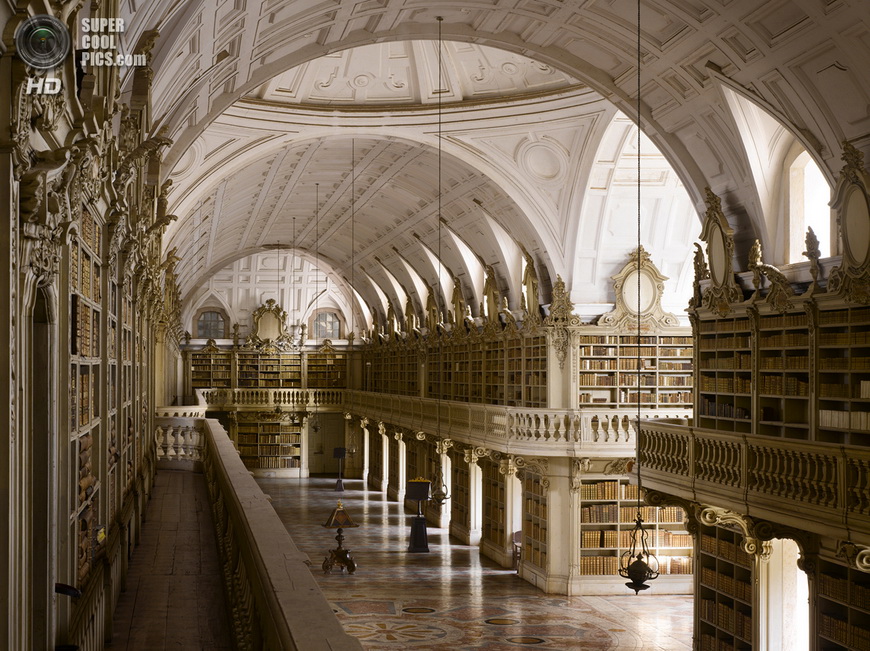 Португалия. Мафра. Библиотека во дворце Мафра © Will Pryce