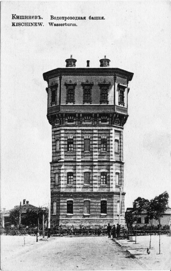 Не сохранившаяся башня на пересечении нынешних Александри и Микле (1947 год). На снимке видно, что башня войну пережила, её восстанавливают. Но ее всё равно снесли.