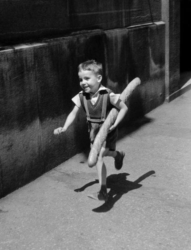 Парижанин с багетом, 1952 г.
