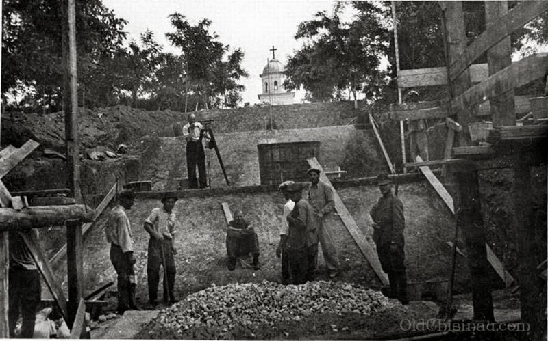 1942 год. Строят вход на кладбище.