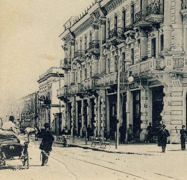 Начало XX века на Пушкинской улице. У извозчиков были свои "регистрационные номера". На фотографии - номер 84.