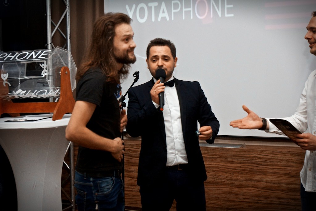yota-phone-moldovan-presentation50edt