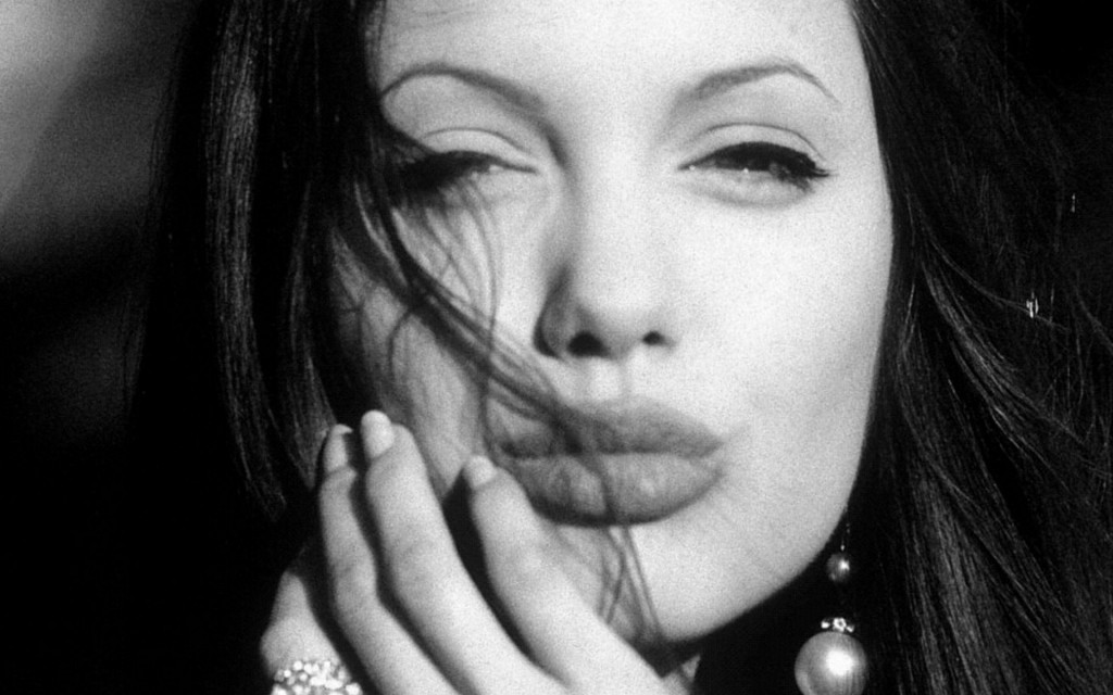 Angelina-Jolie-celuet