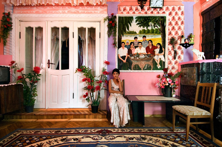 Девушка в гостиной, украшенной искусственными цветами и стенной росписью, Сорока, Молдавия