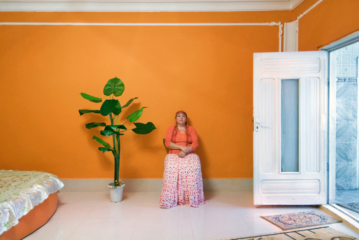 Женщина в оранжевой комнате, Чиуря, Румыния;