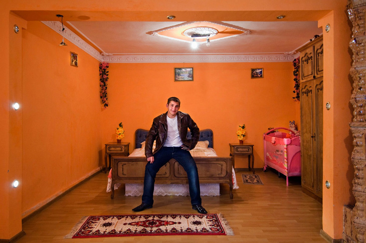 Молодой отец в спальне, Сорока, Молдова