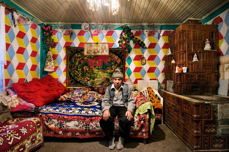 Дедушка в своей спальне, Сорока, Молдова