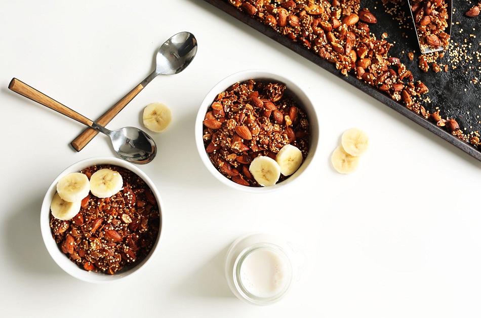 AMAZING-Quinoa-Granola-with-Oats-Almonds-Naturally-sweetened-7-ingredients-SO-delicious-vegan-glutenfree-breakfast-recipe-healthy-granola