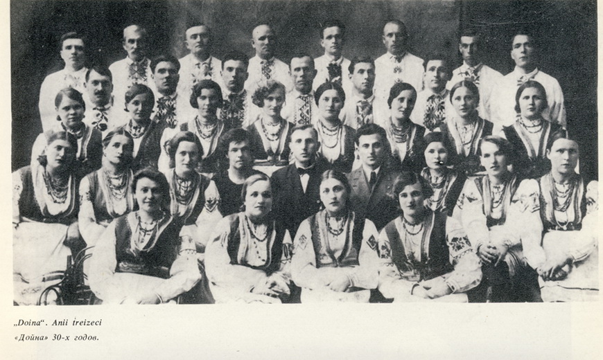 В первом ряду, крайняя справа: Валентина Григурко-Кузьмина.