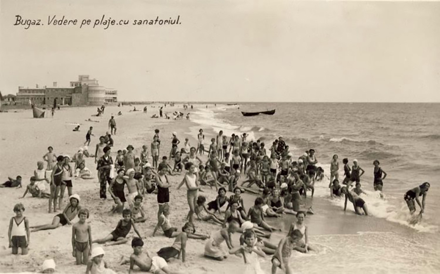 Межвоенный период. Дети на пляже. Позади виднеется Санаторий.