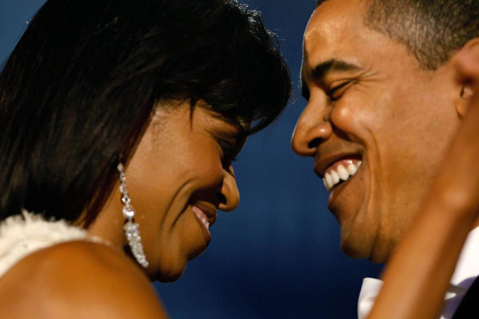 barack-obama-michelle-obama-love-story-romance-photos-10