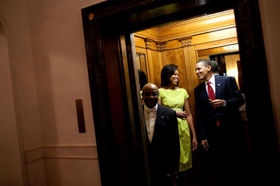 barack-obama-michelle-obama-love-story-romance-photos-11