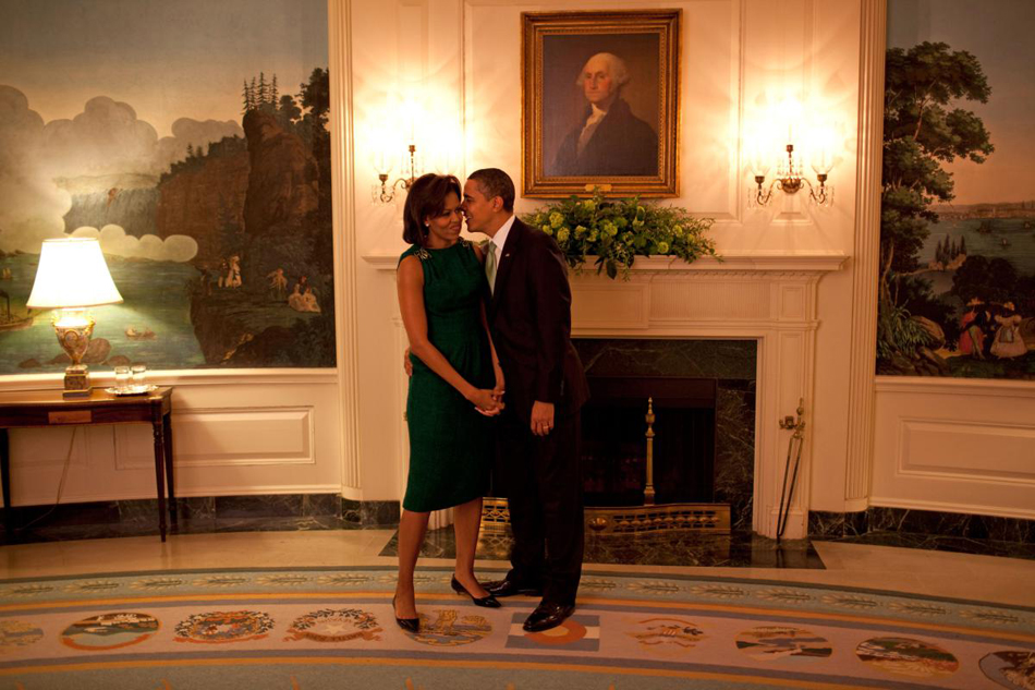 barack-obama-michelle-obama-love-story-romance-photos-13